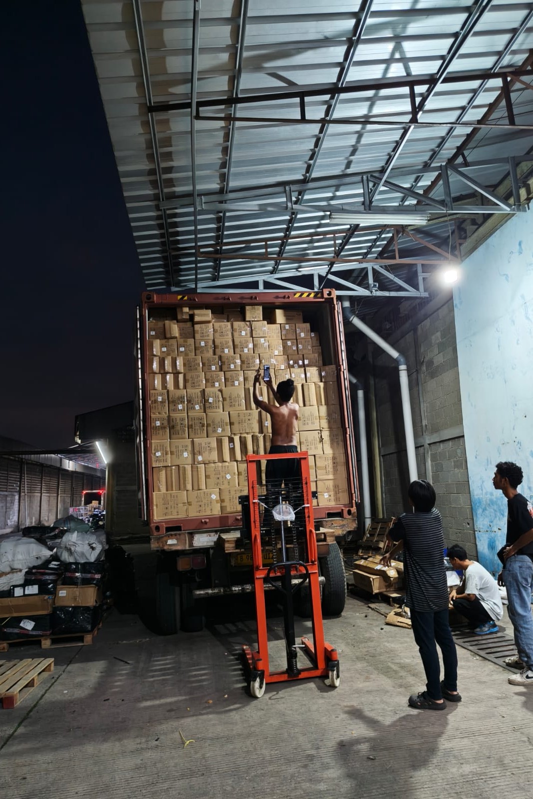 Proses Unloading di Gudang Customer