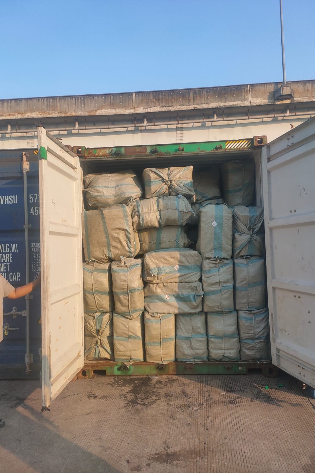 Proses customs clearance jalur merah untuk pemeriksaan barang import di Indonesia